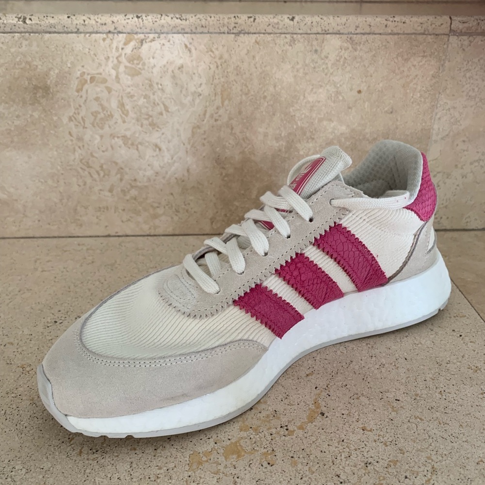 New Adidas size 39.5 sneakers.